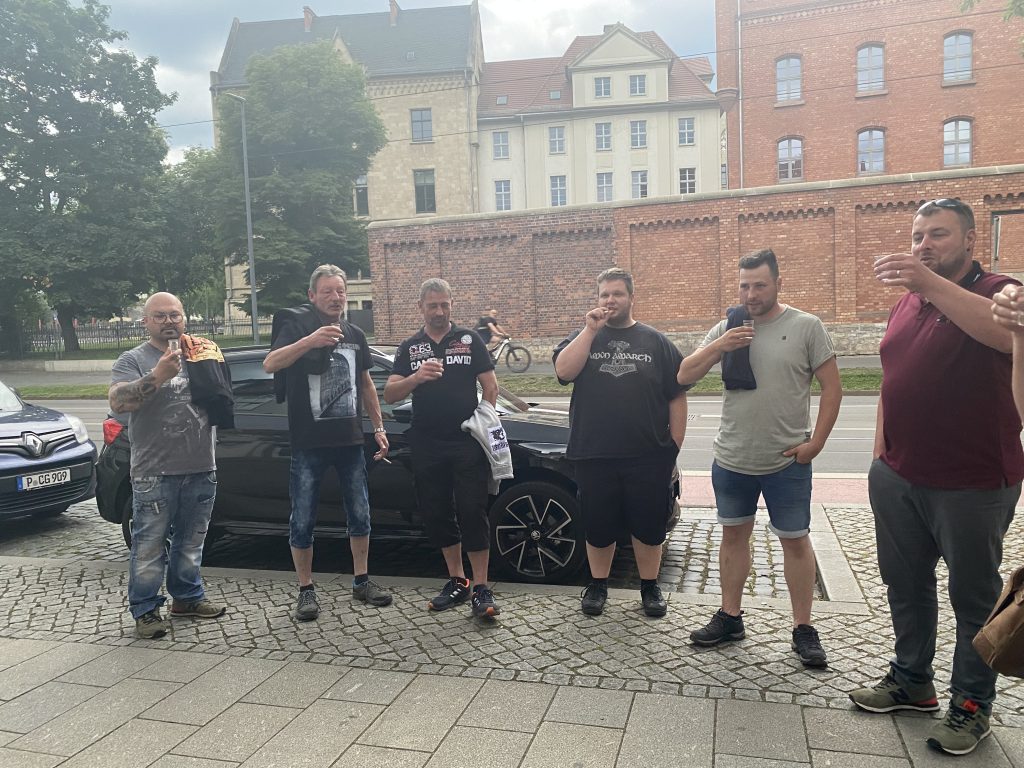 Das Team verkostet Spirituosen in Erfurt