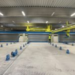 drei Industrie-Rolltore in einer Budapester Werkshalle verbaut