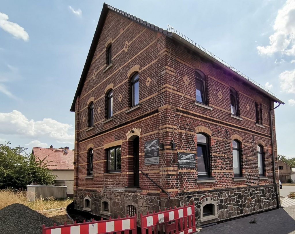 Backsteinhaus Geschäft in Kühren Sommer 2022