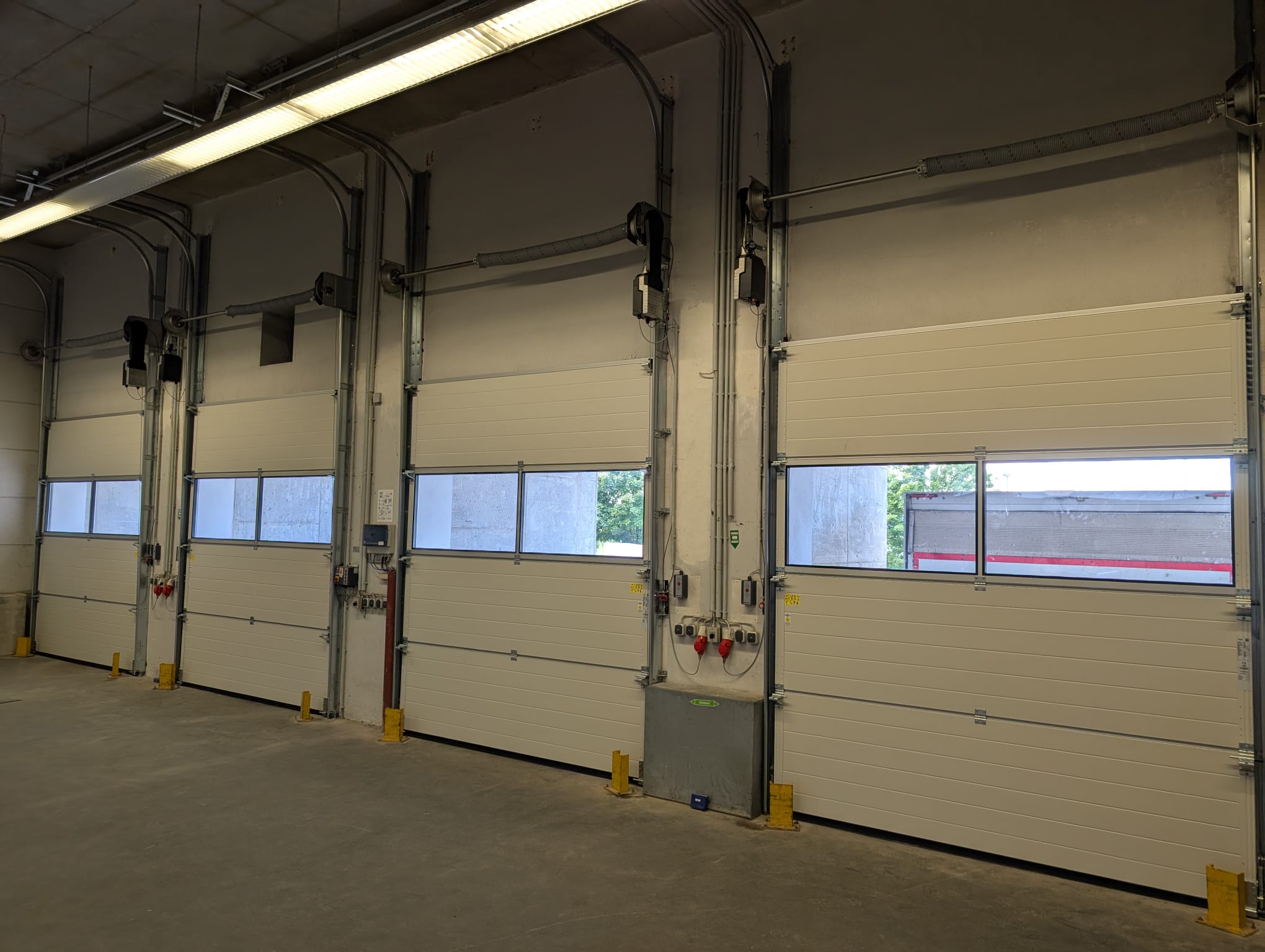 Logistik vier baugleiche Hallentore