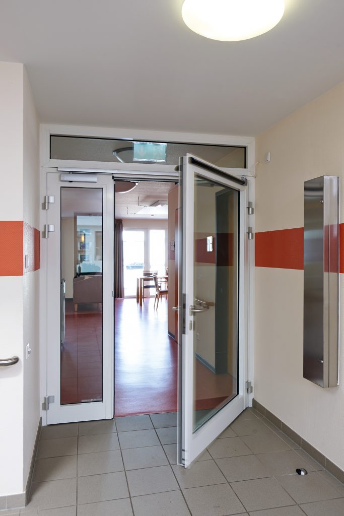 Barrierefreie Zugänge automatisierte Tür in öffentlichen Gebäuden des Gesundheitswesens