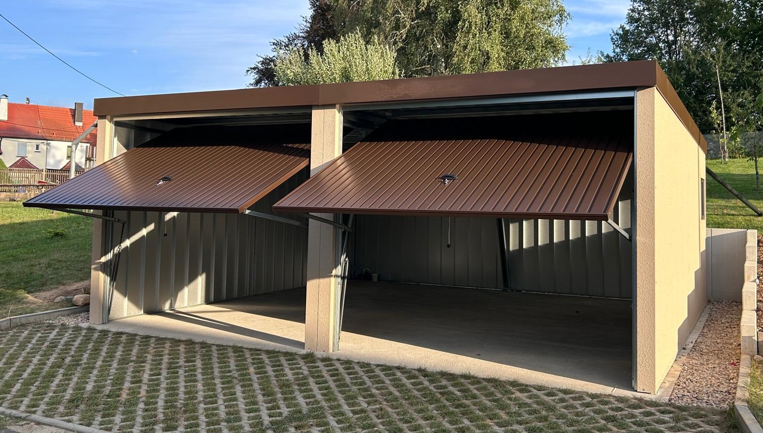 Doppelgarage mit Schwingtoren