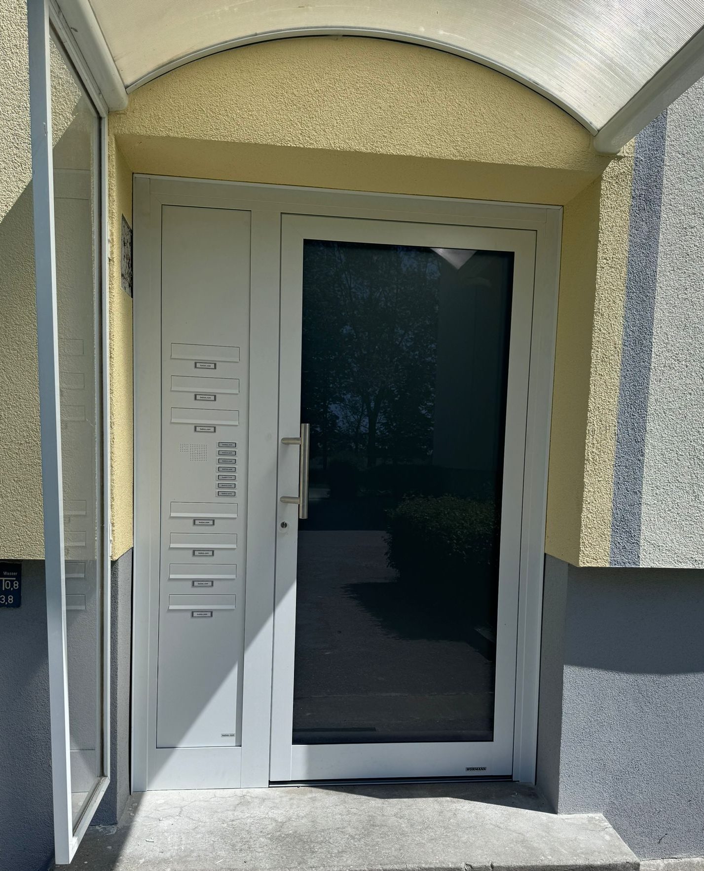 Hauseingangstür mit Briefkasten- und Klingelanlage