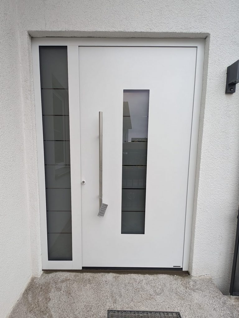 weiße Aluminium Haustür mit Lichtausschnitt und passendem Seitenteil