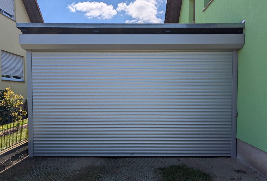 Rolltor zum nachträglichen Abschluss eines Carports in der Nähe von Torgau