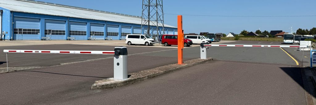 Schrankenanlage aus Ein- und Ausfahrtsschranke