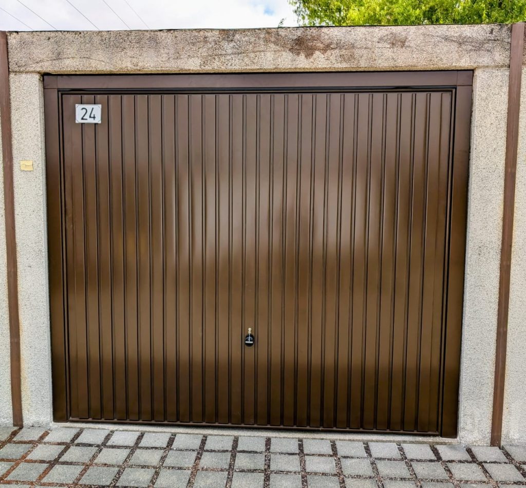 terrabraunes Schwingtor in Garagenkomplex