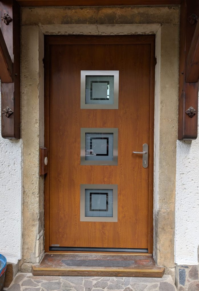 Haustür in Stahl-Alu-Kombination mit 3 Lichtausschnitten und Golden Oak-Dekor