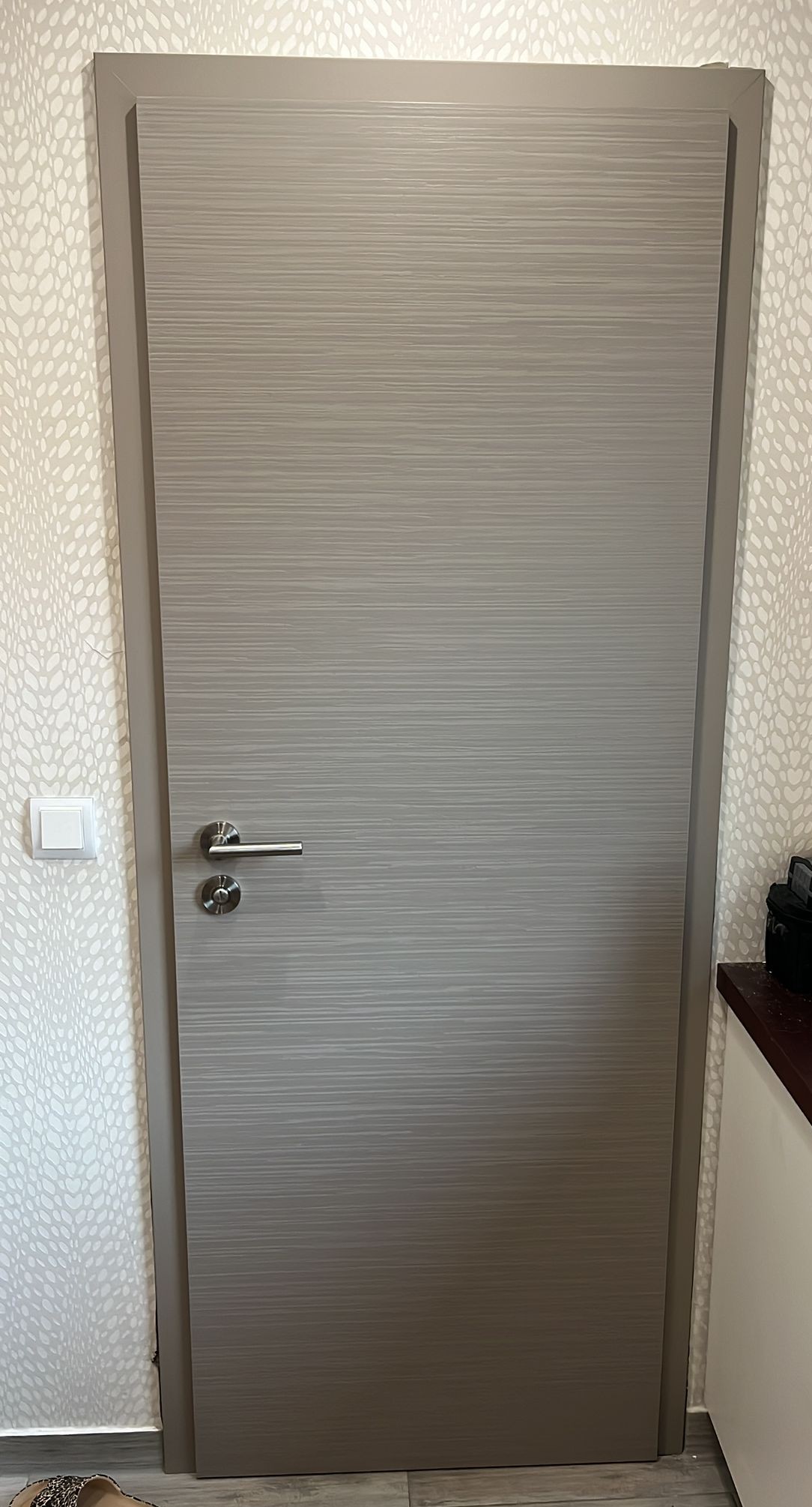 moderne Badezimmertür in Schiefer-Optik, Trendfarbe Taupe